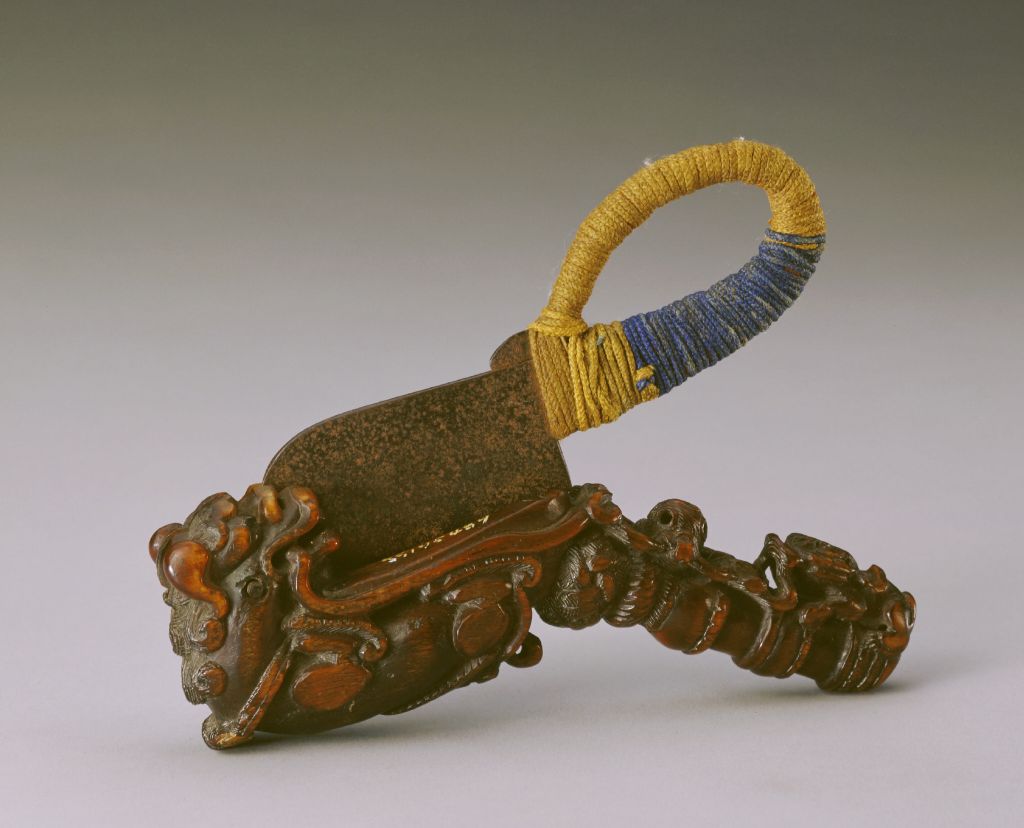 图片[1]-Rhinoceros horn carving lion shaped chopper-China Archive